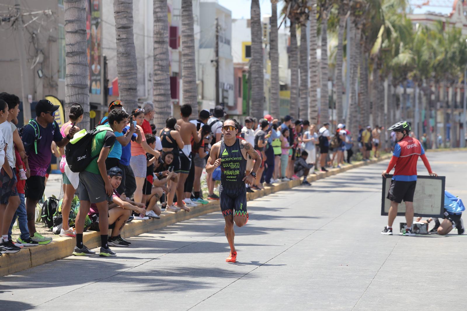 $!Confirma Aram Peñaflor su categoría en el puerto del Triatlón Internacional Astri-Redpetroil Mazatlán 2024