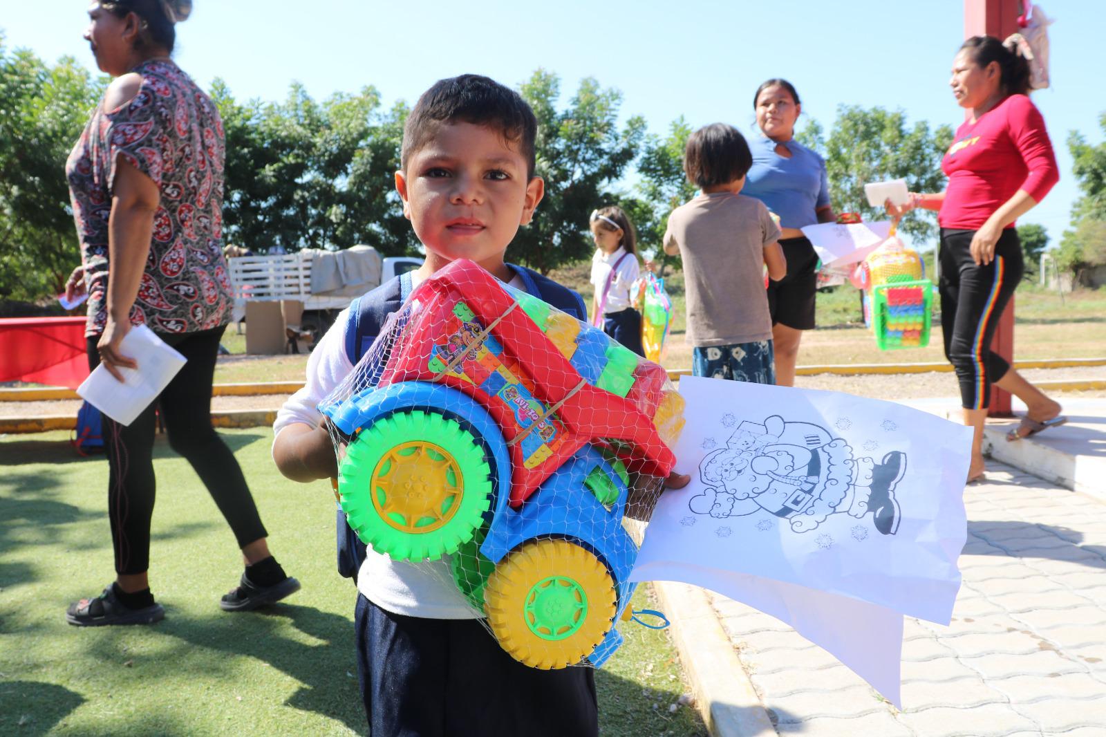 $!Llevan alegría y juguetes a niños y niñas de comunidades de Escuinapa