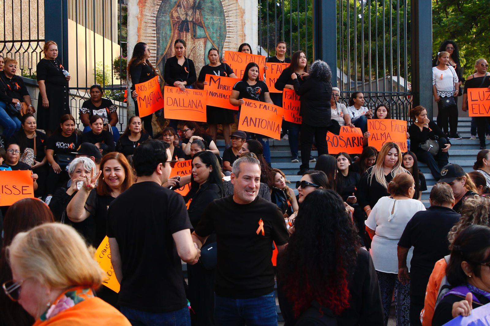 $!Mujeres de PAN, PRI y PRD marchan contra violencia de género en Culiacán