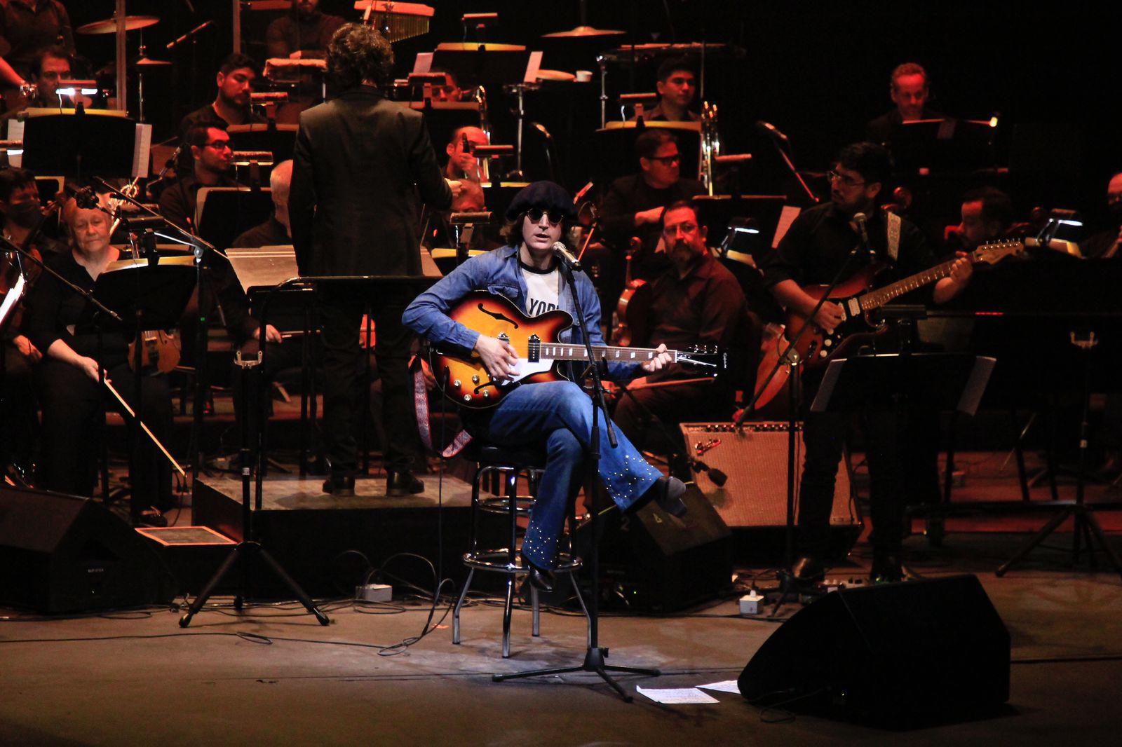 $!Durante el concierto, Javier Parisi interpreta los temas más icónicos del ex Beatle.