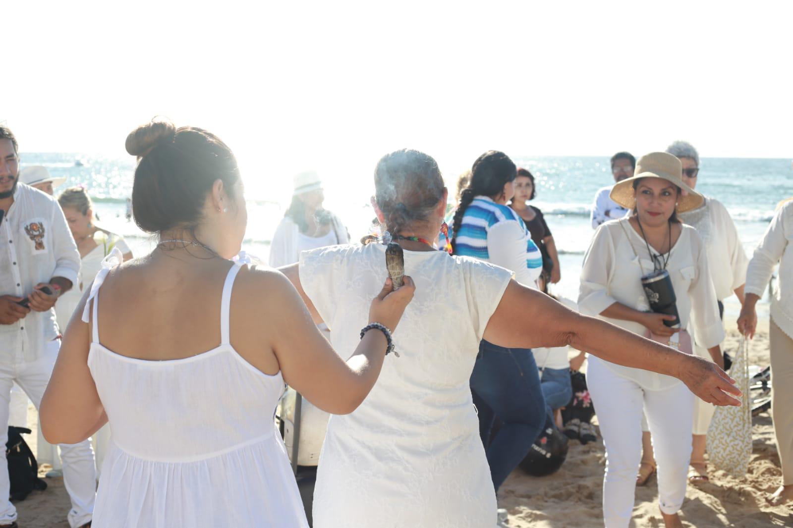 $!Limpian sus energías frente al mar de Mazatlán para recibir a la Primavera