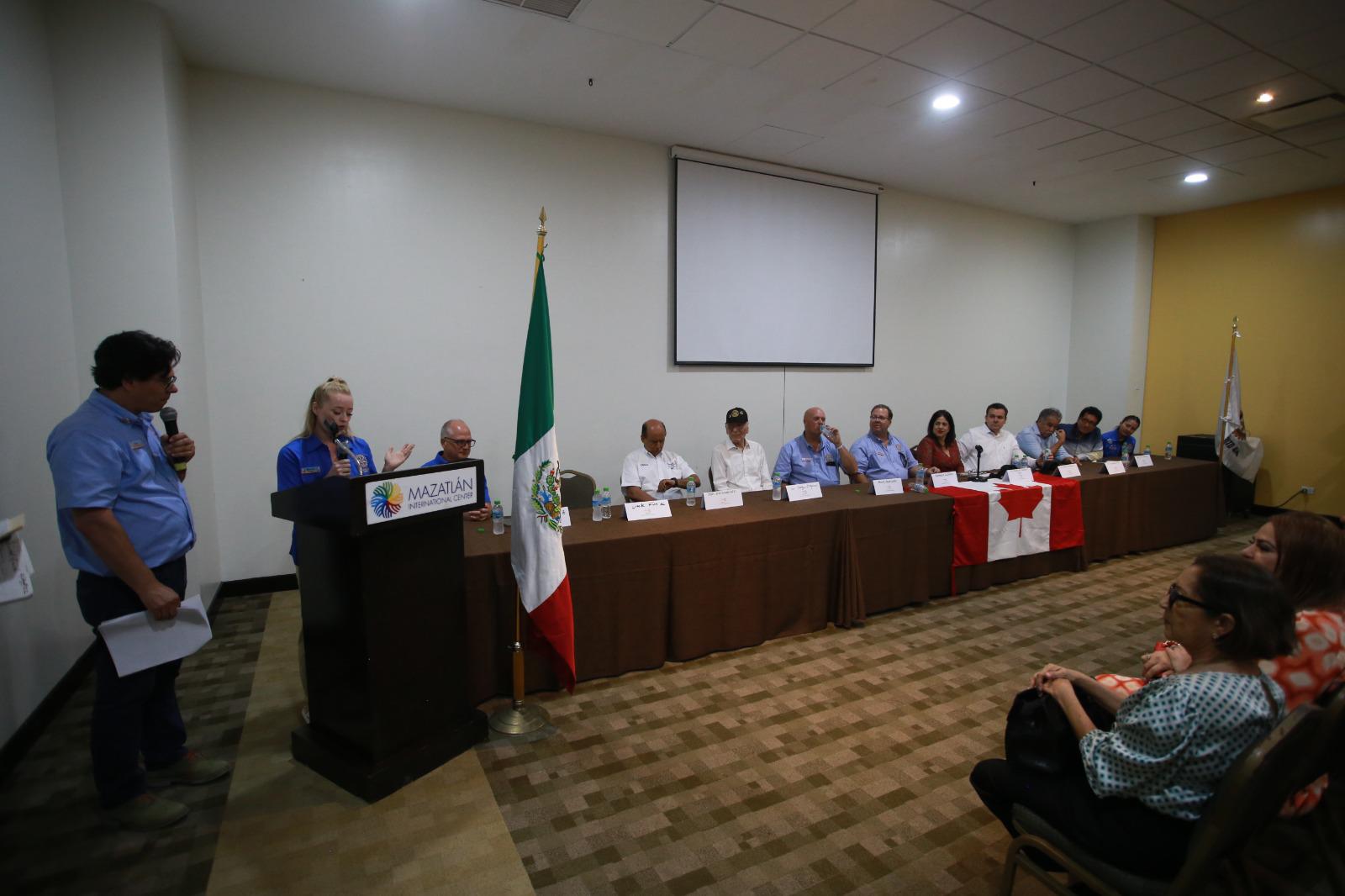 $!Entregan rotarios canadienses siete unidades y equipo táctico en Mazatlán