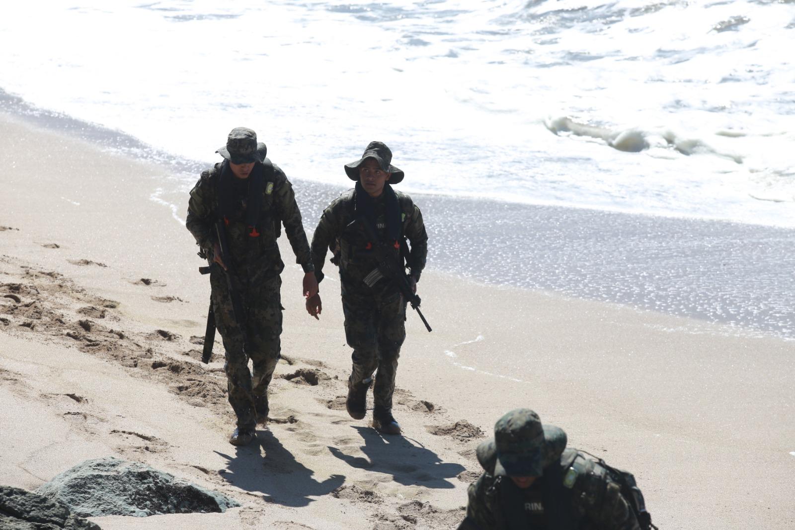 $!Personal de la Marina hace simulacro de rescate frente a playas de Mazatlán