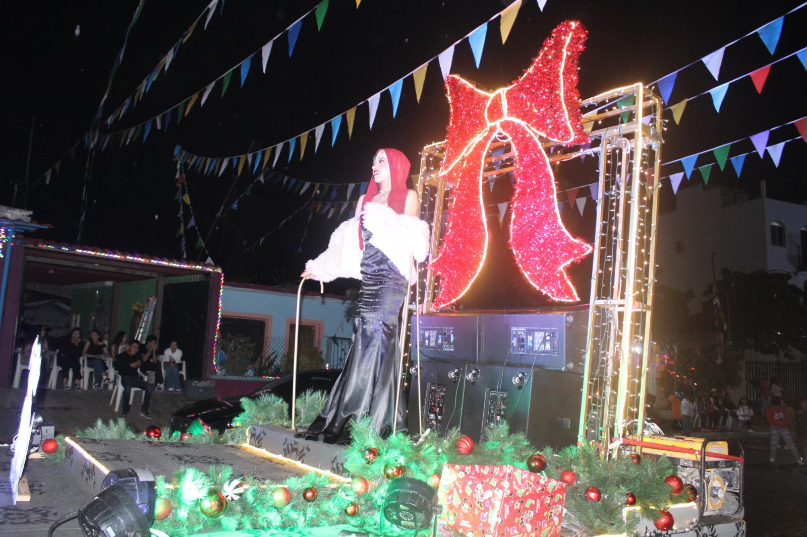 $!Familias rosarenses disfrutan desfile de las luces, gala navideña y encendido del árbol, pese a llovizna