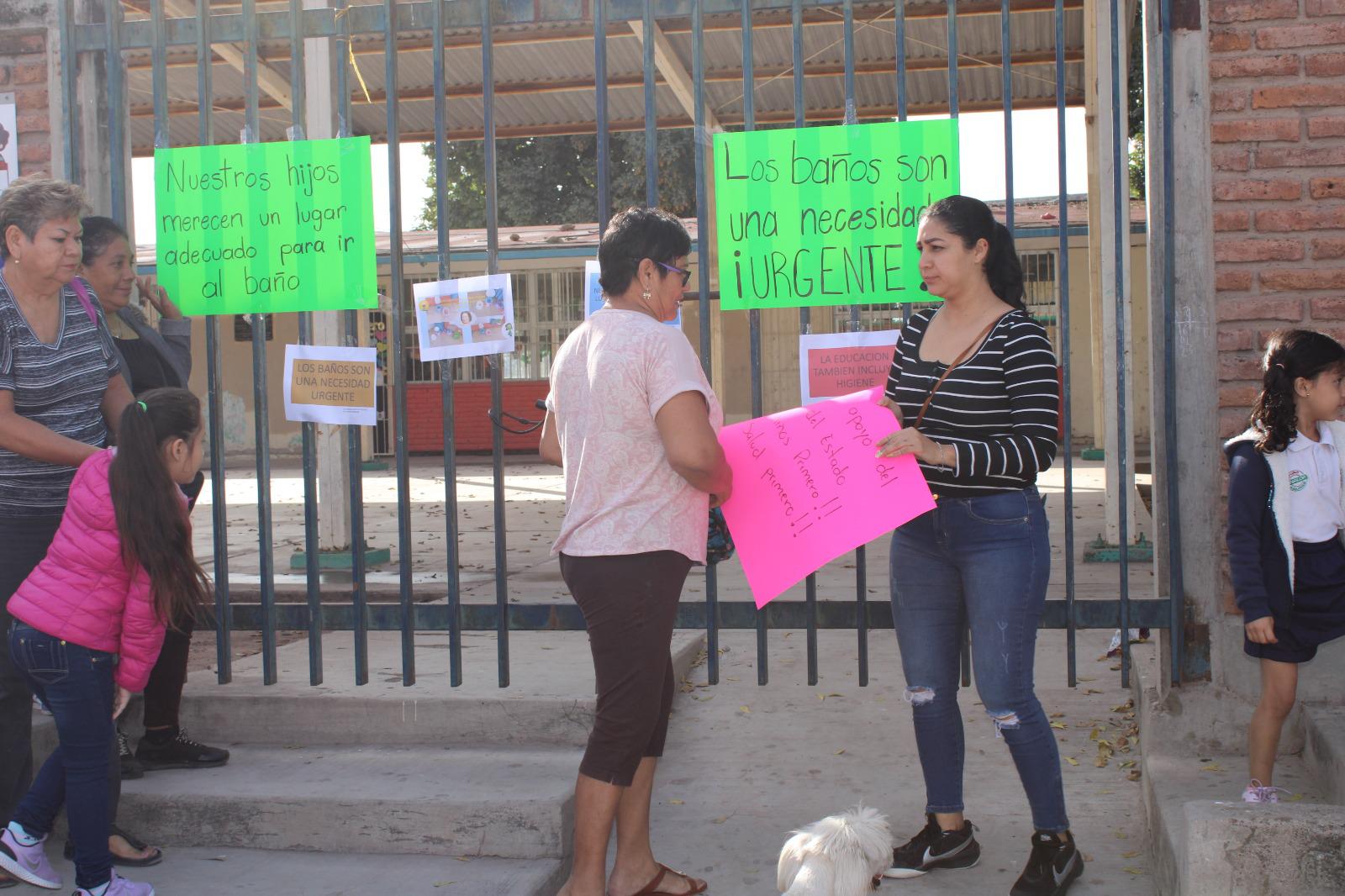 $!Cierran kínder en Escuinapa por baños en mal estado; niños toman clases afuera