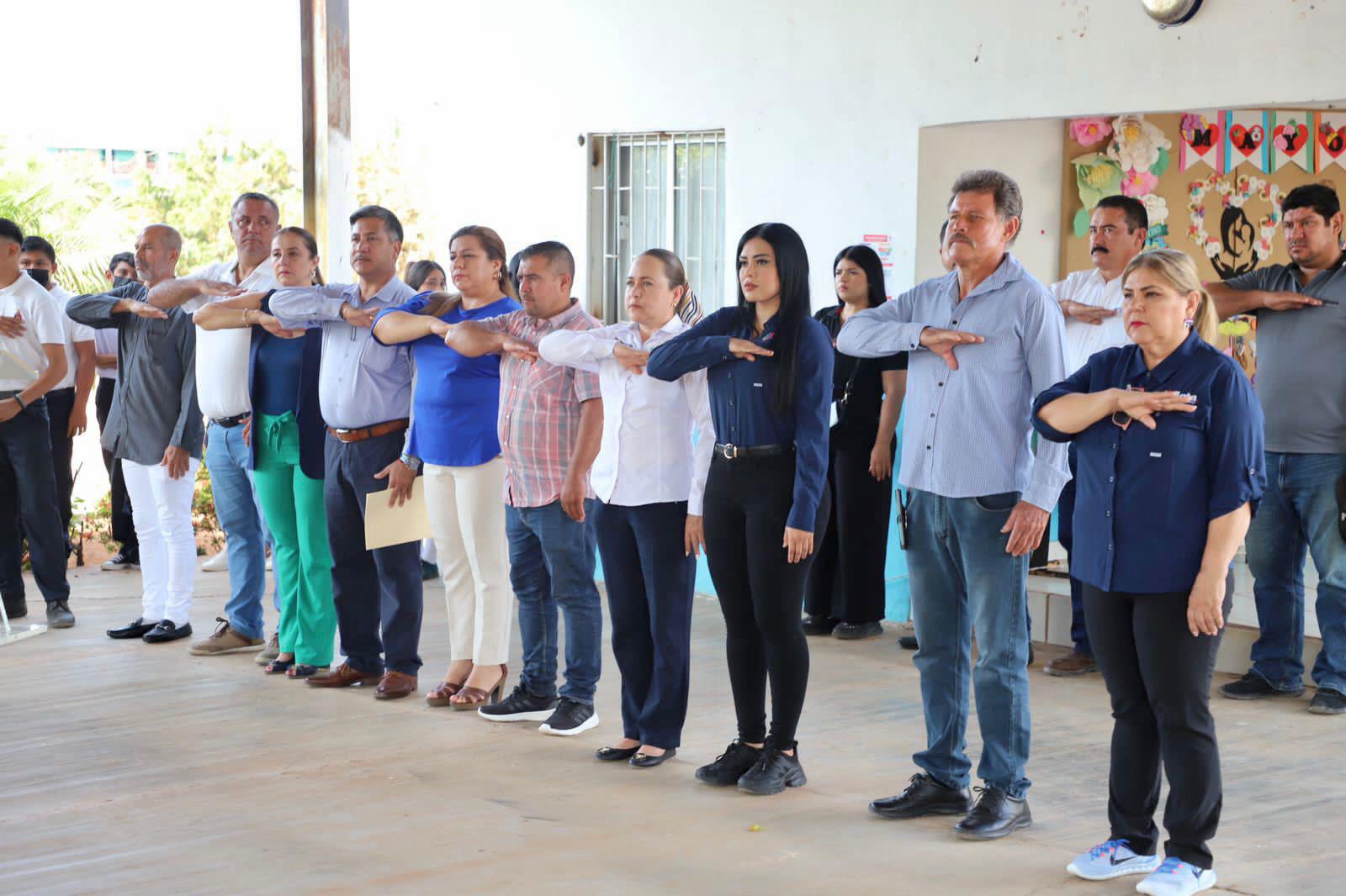 $!Autoridades municipales y educativas en una de las ceramonias de lunes cívico.