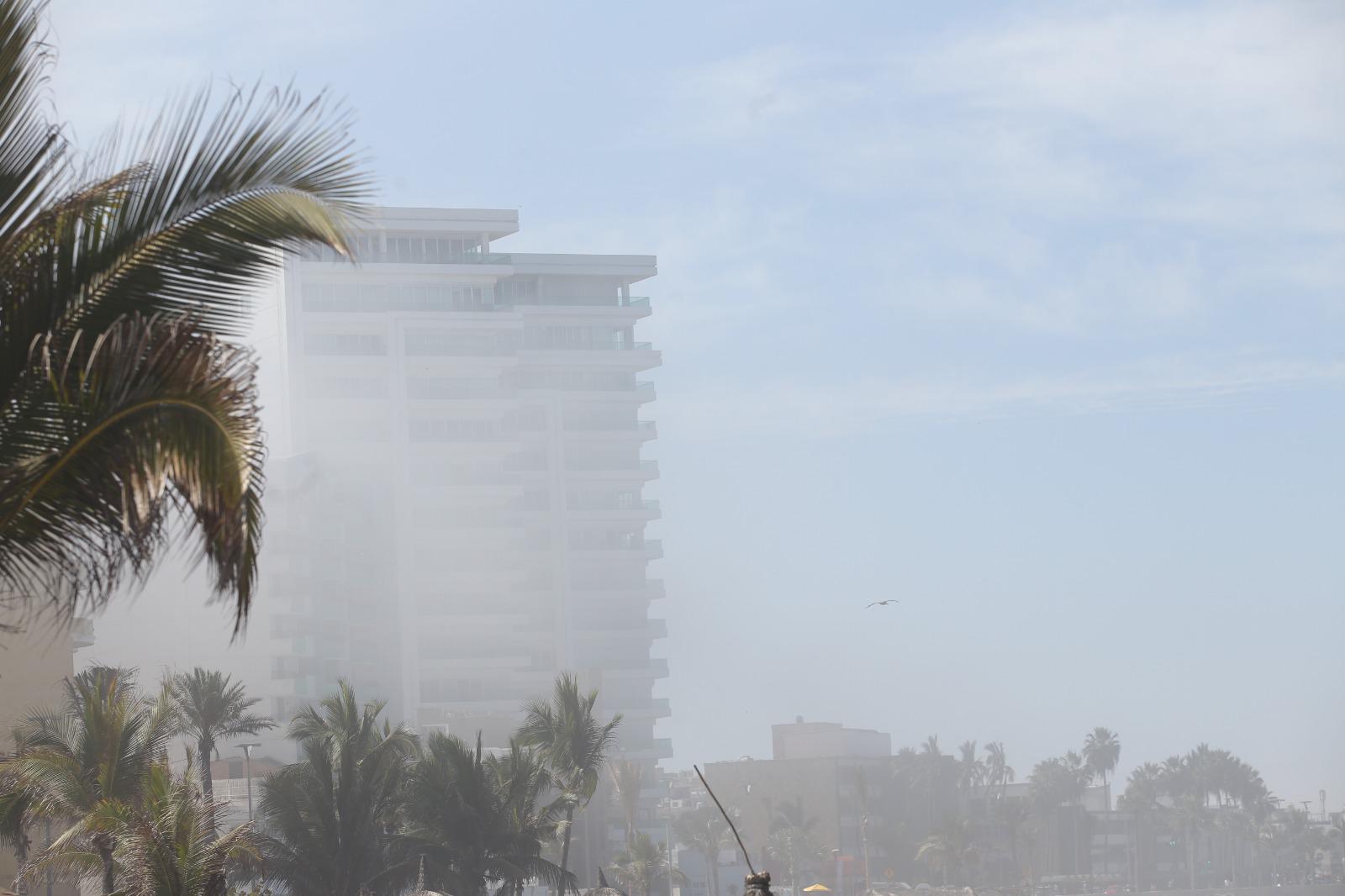 $!‘Desaparecen’ zonas de Mazatlán por la neblina