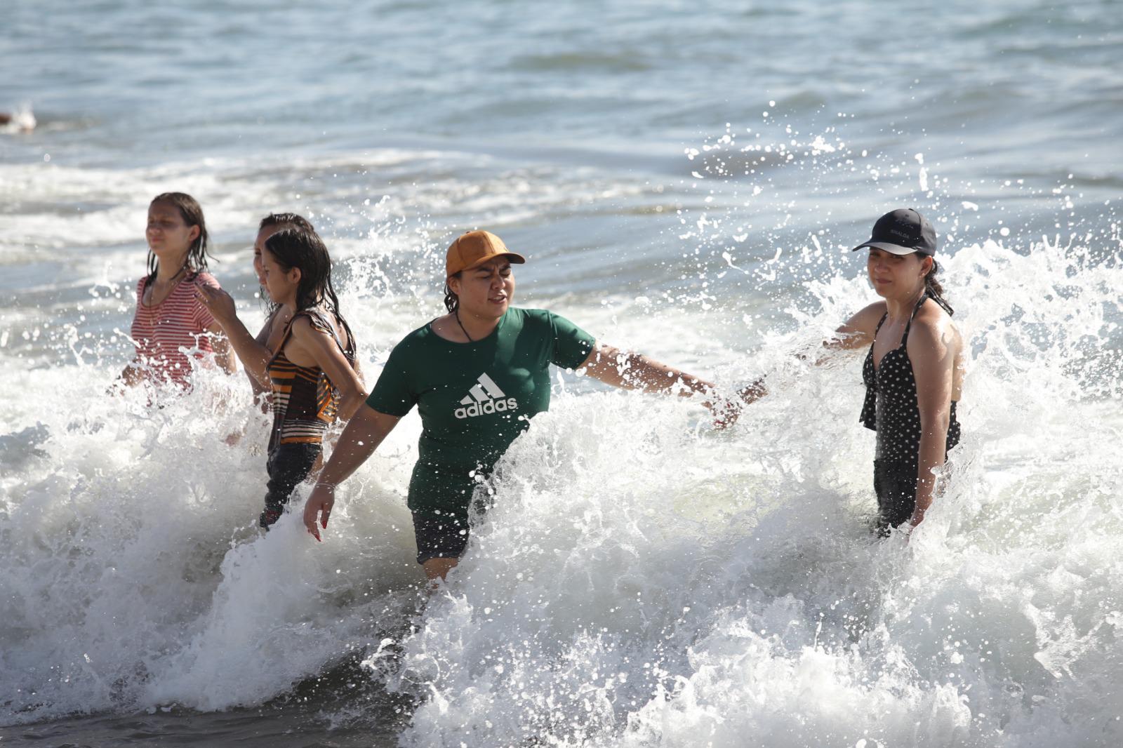 $!Playas de Mazatlán ‘enamoran’ a turistas durante el fin de semana