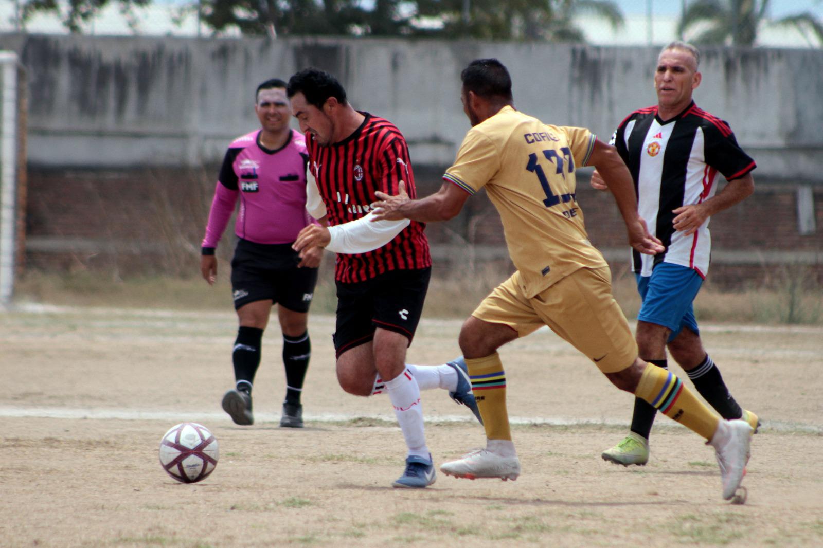 $!SNTE cierra con triunfo en Liga de Futbol Diamante