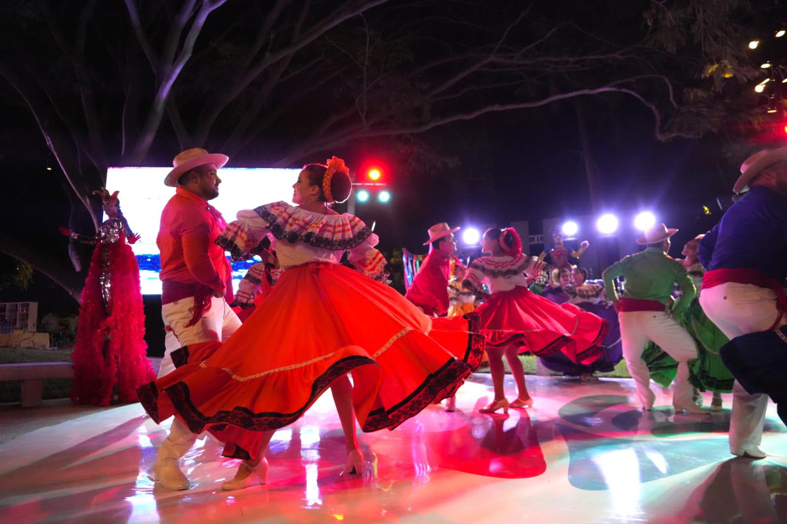 $!El Ballet Folclórico del Instituto de Cultura de Mazatlán dirigido por el maestro Javier Arcadia, regaló una Fiesta Sinaloense.