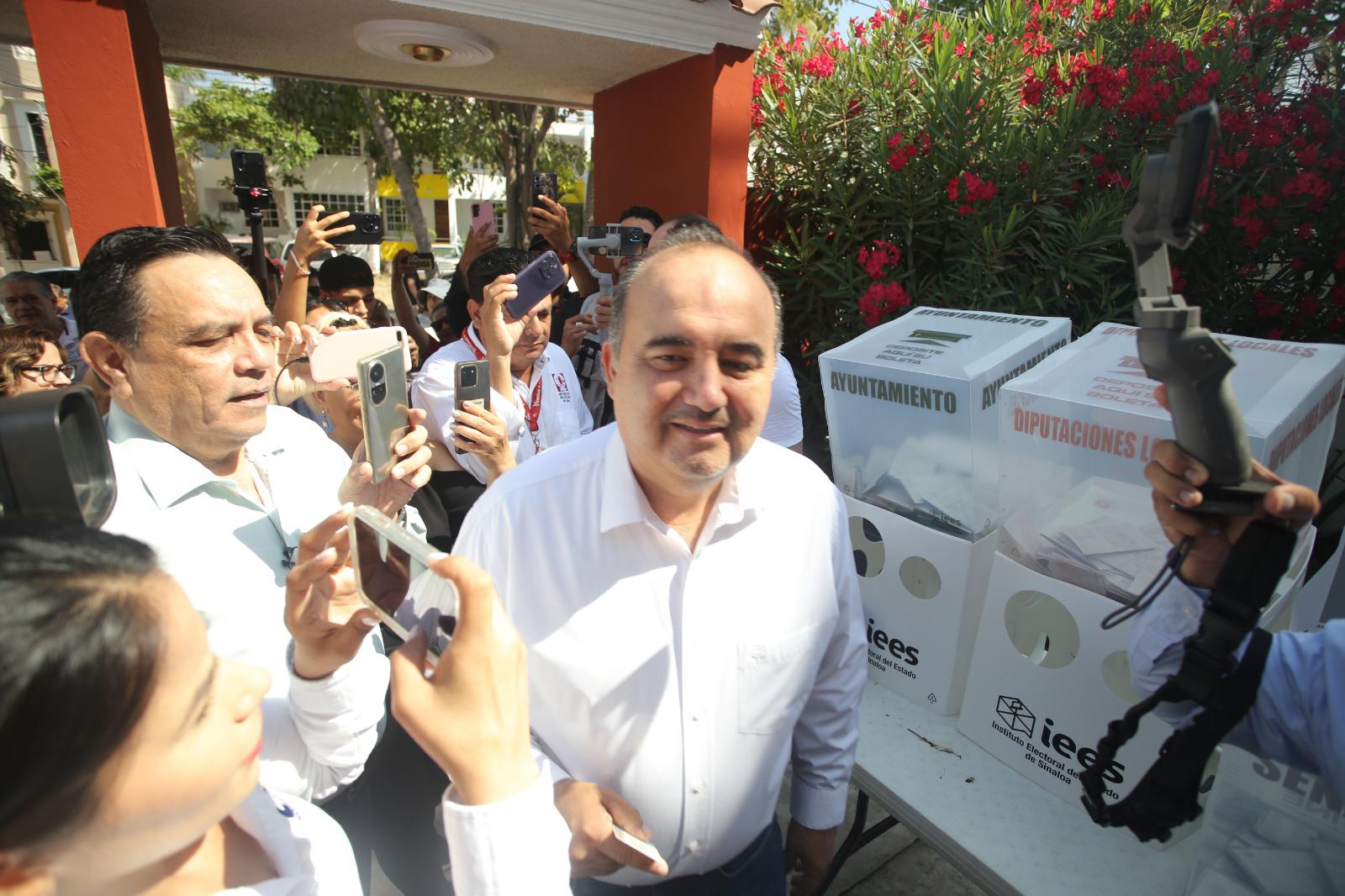 $!Candidato a la Alcaldía de Mazatlán, Guillermo Romero Rodríguez, acude a votar