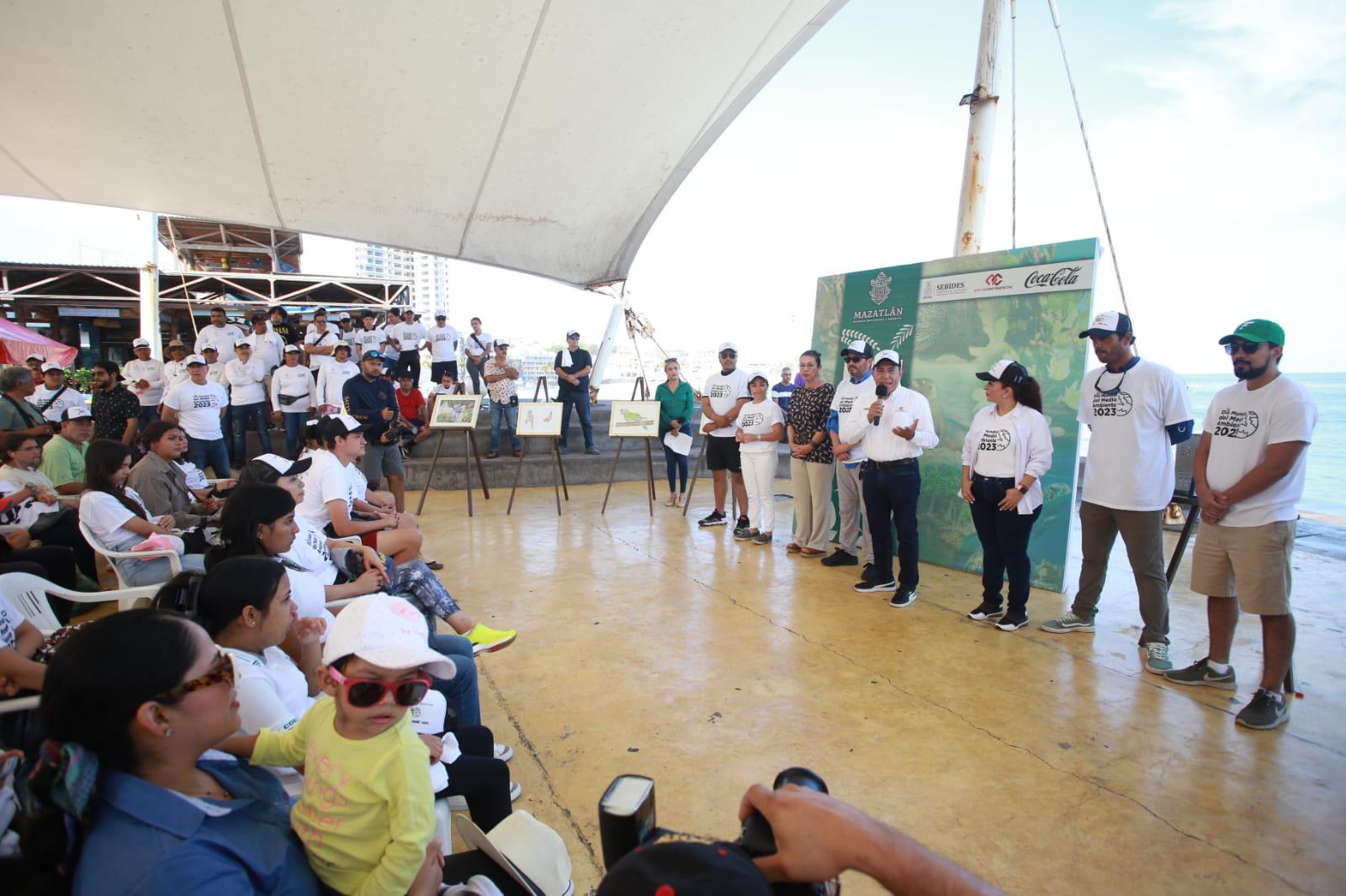 $!Limpian playas de Mazatlán para concientizar en Día del Medio Ambiente