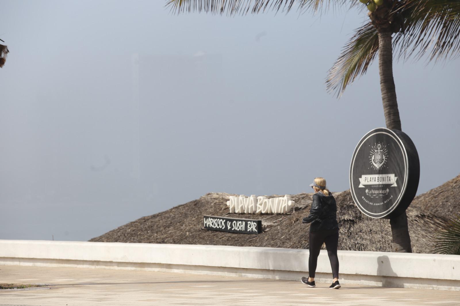 $!‘Desaparecen’ zonas de Mazatlán por la neblina