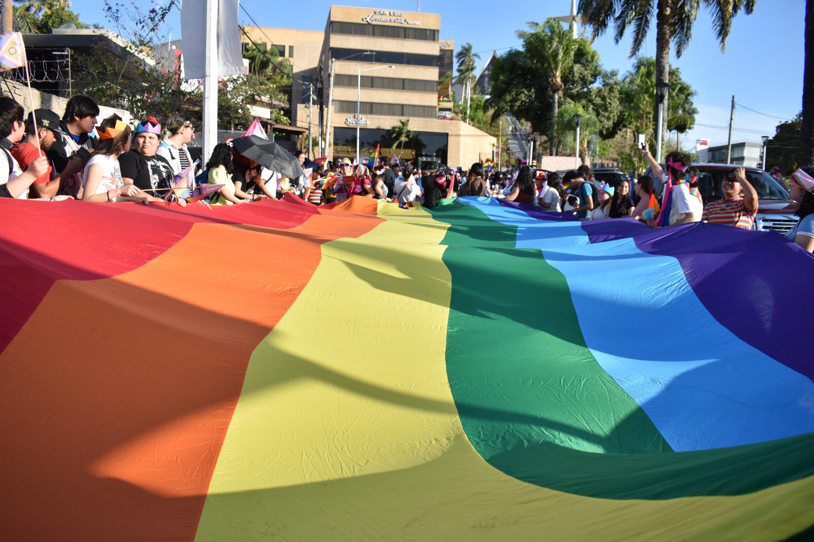 $!Personas con VIH se suman a marcha de la diversidad sexual en Culiacán