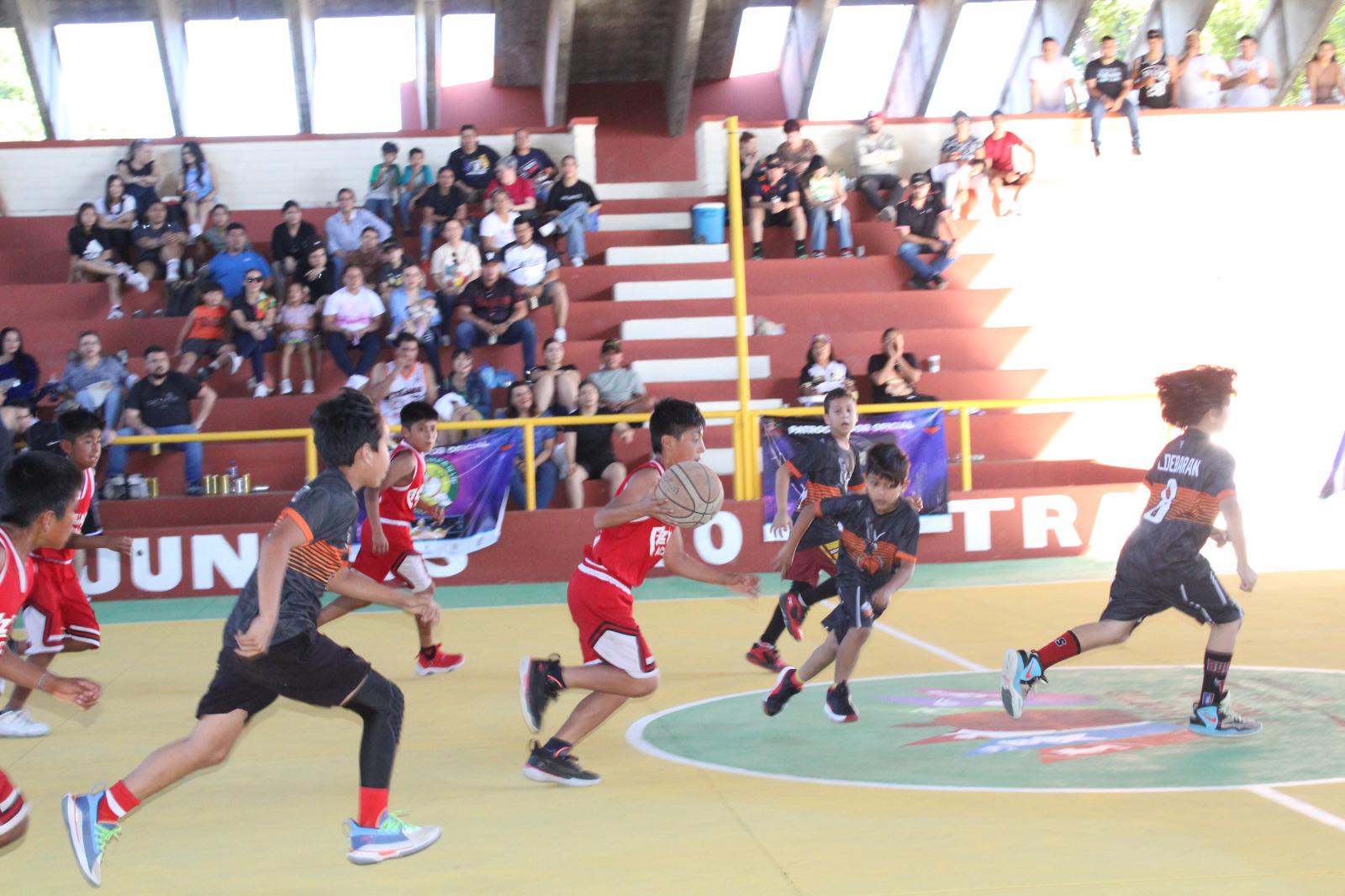 $!Juego de exhibición entre niños Triquis y locales emociona a la afición rosarense