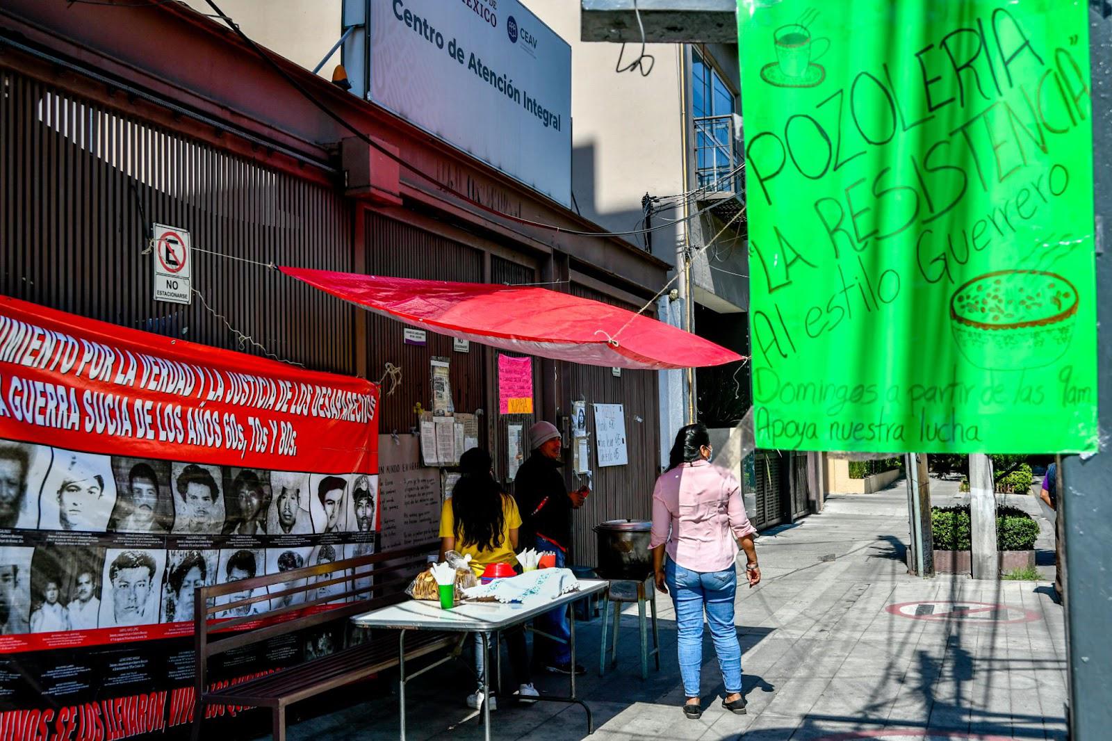 $!El 16 de abril, miembros del colectivo organizaron una venta de pozole para recaudar fondos. Han rebautizado el lugar como La Resistencia.