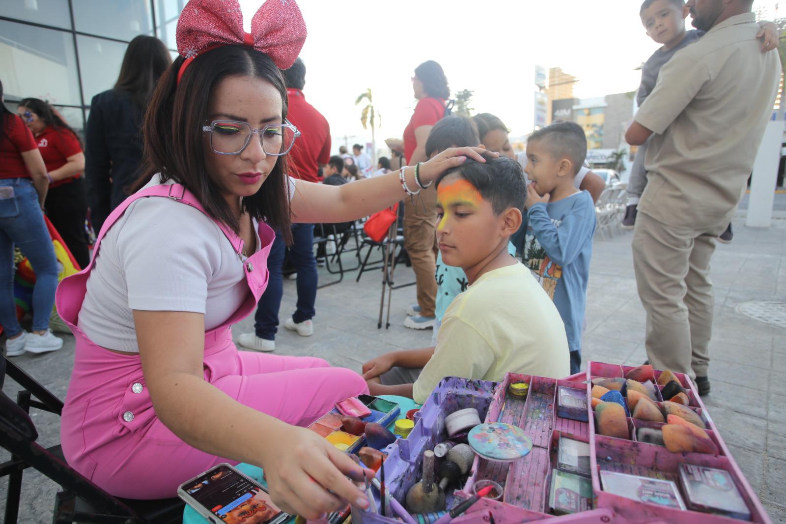 $!Viven niñas y niños mágica entrega de regalos de los Reyes Magos