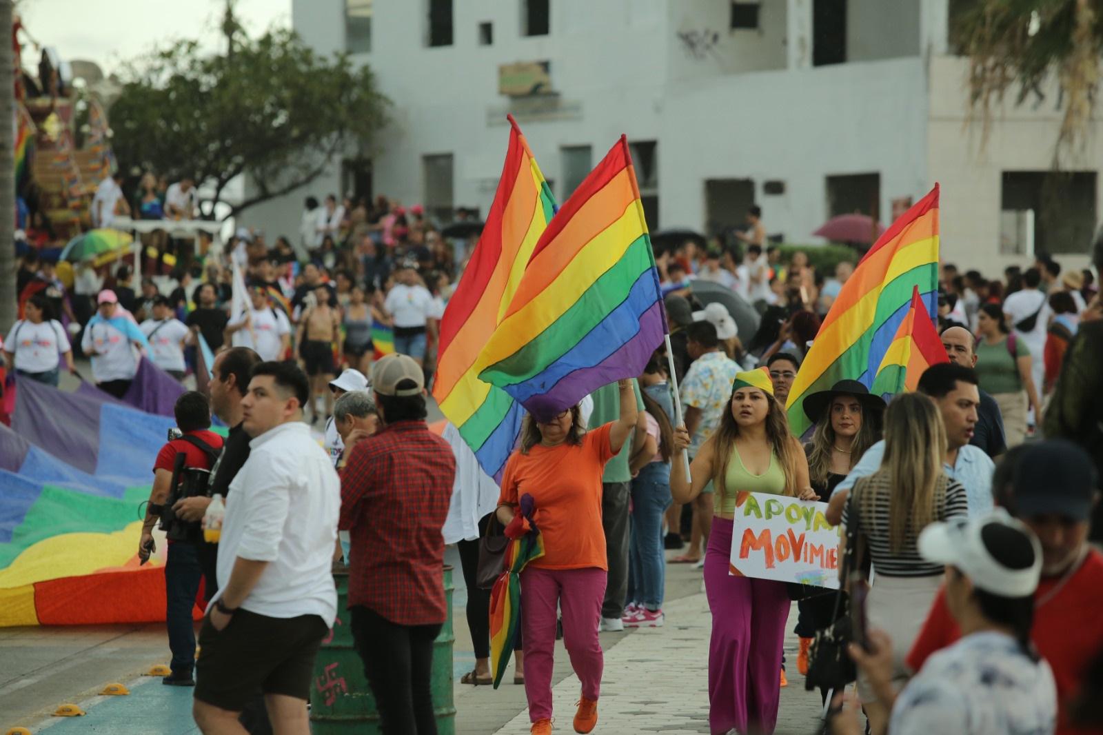 $!Se viste de colores el malecón de Mazatlán por la Mancha del Orgullo Gay y la Diversidad Sexual