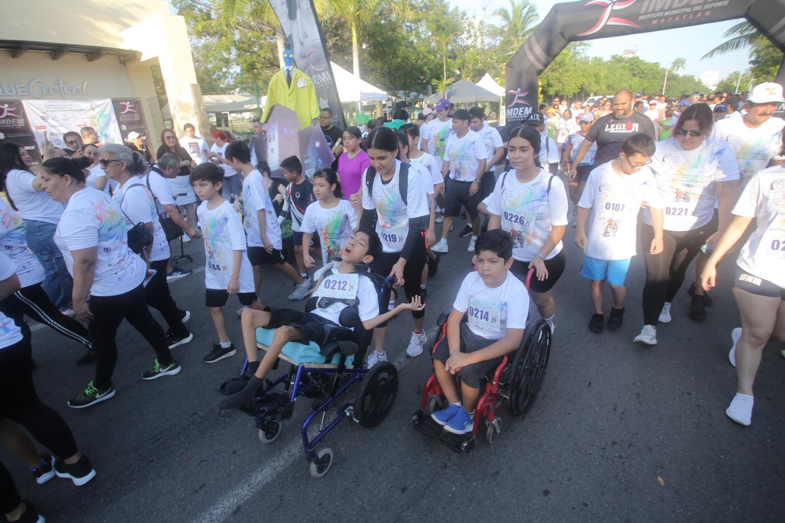 $!Se unen más de 600 a la Caminata por el Día Mundial de la Parálisis Cerebral, en Mazatlán