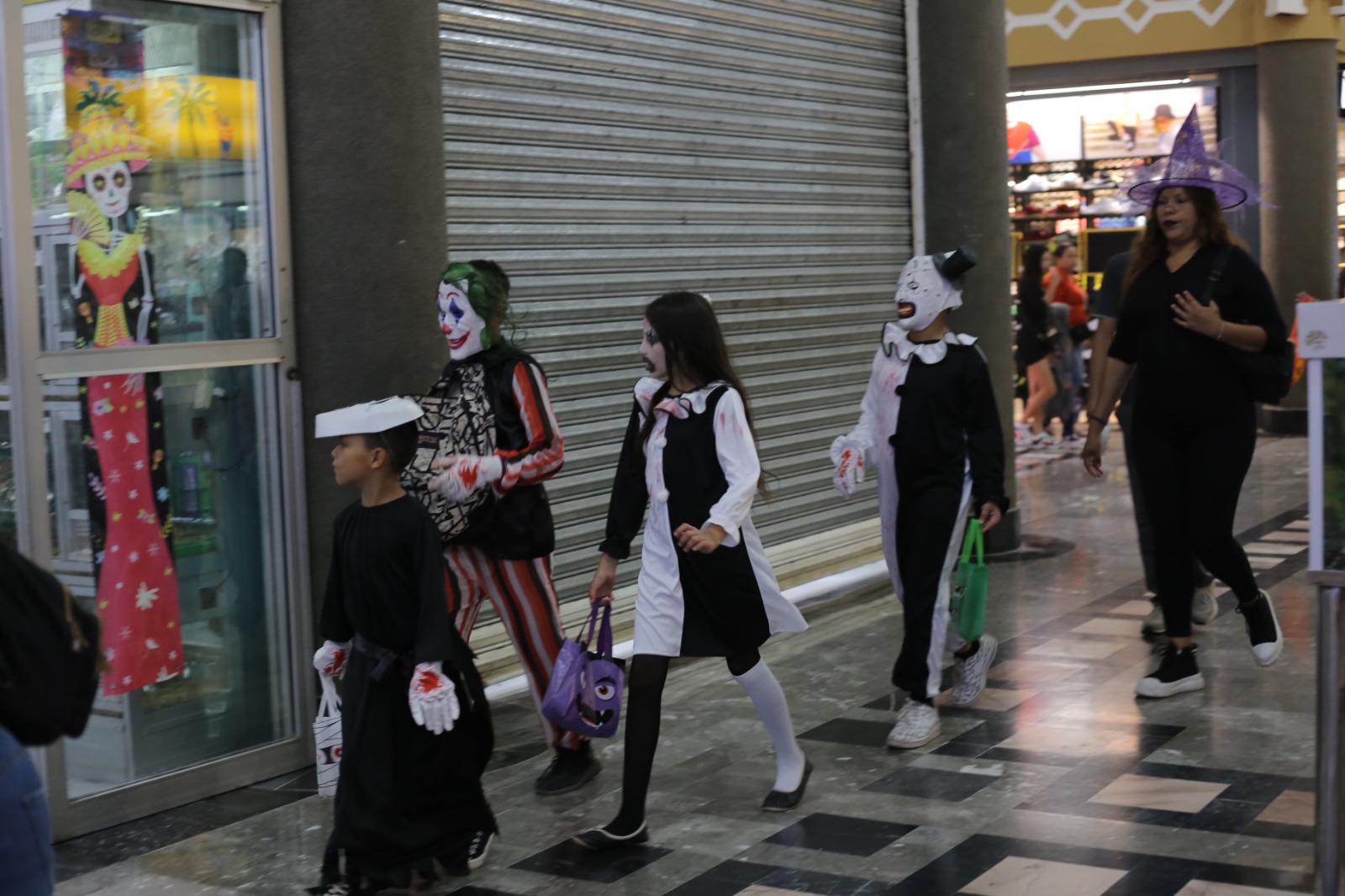 $!Los niños recorrieron algunos centros comerciales pidiendo dulces.