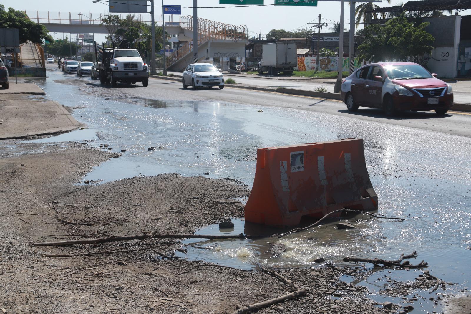 $!Baches y fugas de aguas negras han provocado pleitos en algunas avenidas de Mazatlán