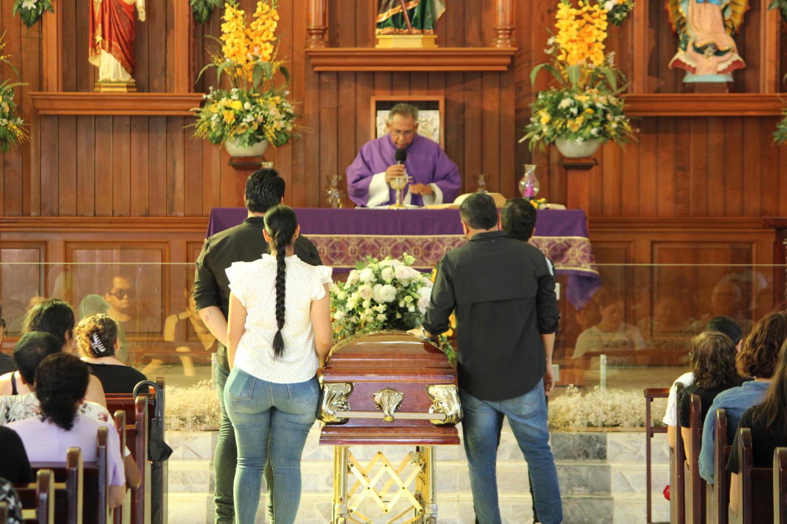 $!Despiden a la maestra ‘Moncy’ en su natal Agua Verde