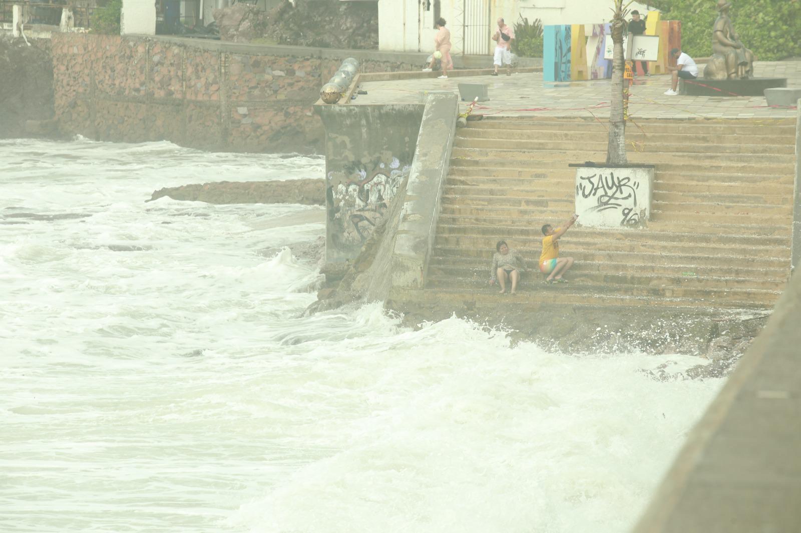 $!Disfrutan en Mazatlán del clima generado por la tormenta tropical Norma