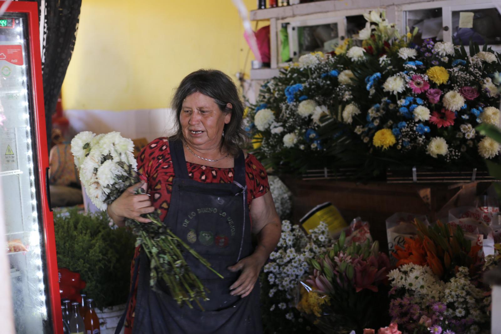 $!Vendedores de flores en Mazatlán esperan aumento de ventas por el Día de Muertos