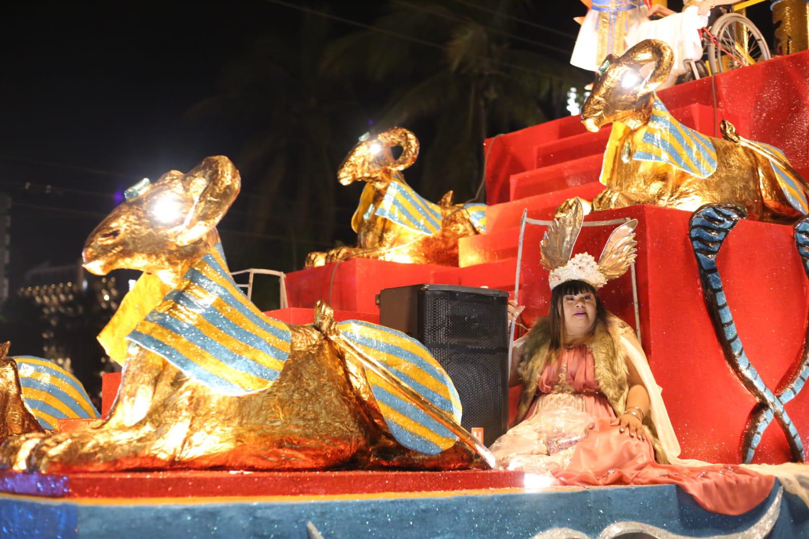 $!Abarrotan el malecón por el desfile de Carnaval de Mazatlán