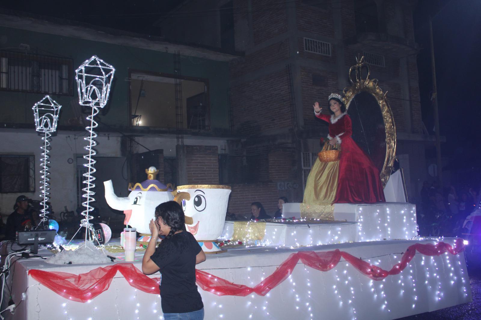 $!Familias rosarenses disfrutan desfile de las luces, gala navideña y encendido del árbol, pese a llovizna