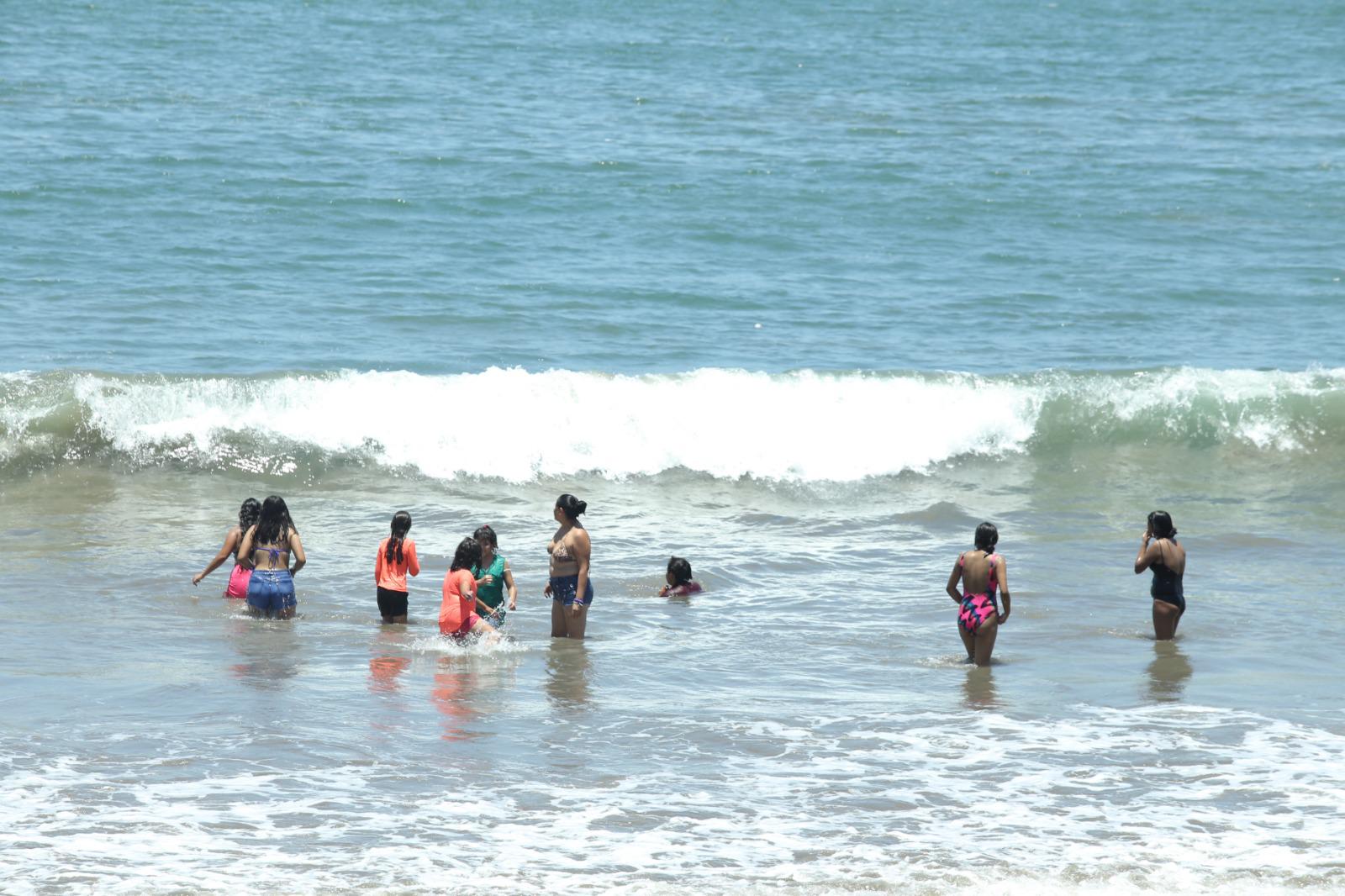 $!Sigue la alerta por mar de fondo y quemadores en las playas de Mazatlán