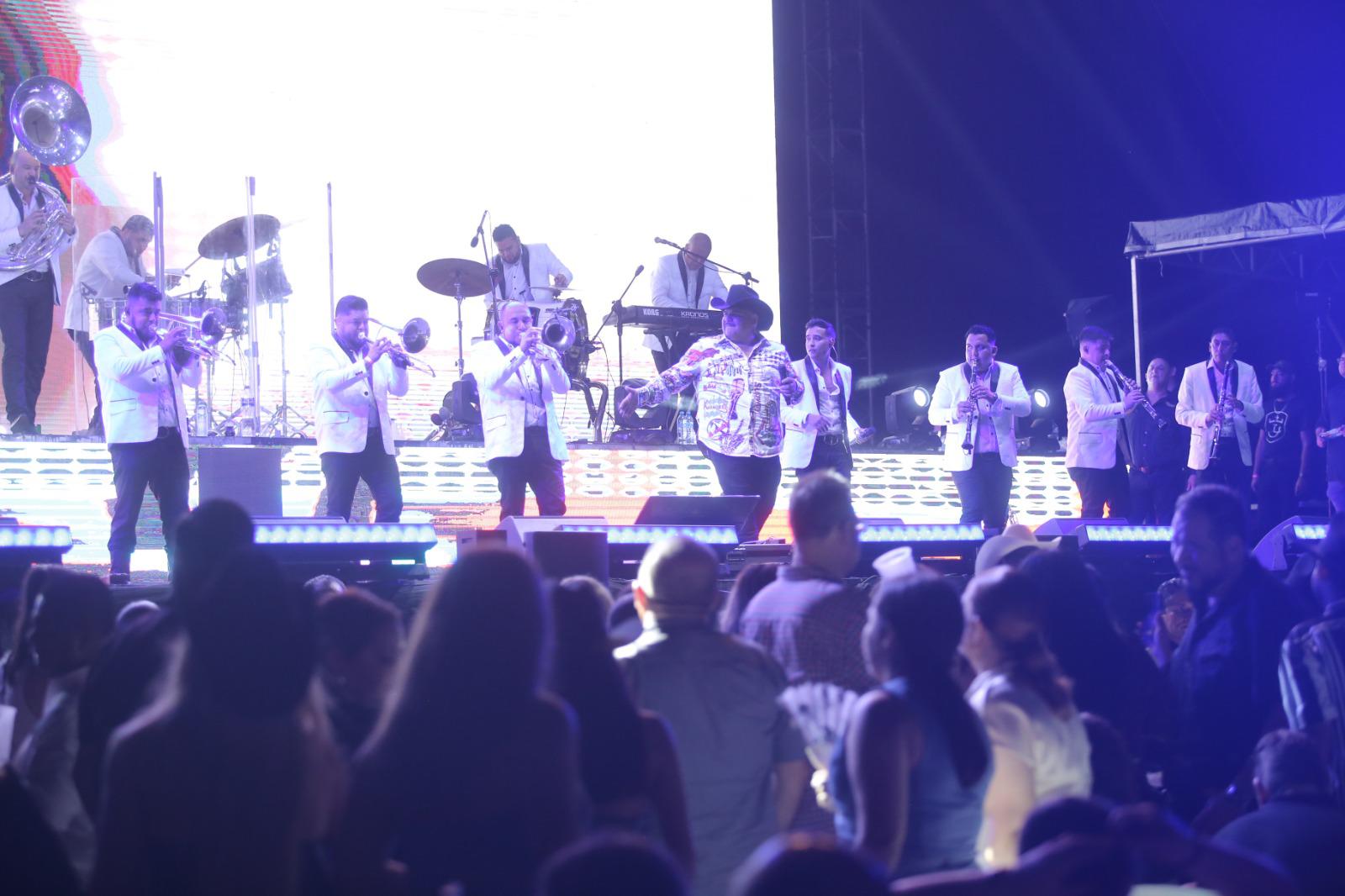 $!El mazatleco con su banda Tierra Sinaloense puso a bailar a los asistentes al estadio de beisbol.