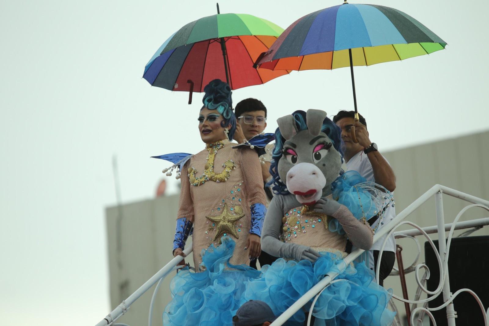 $!Se viste de colores el malecón de Mazatlán por la Mancha del Orgullo Gay y la Diversidad Sexual