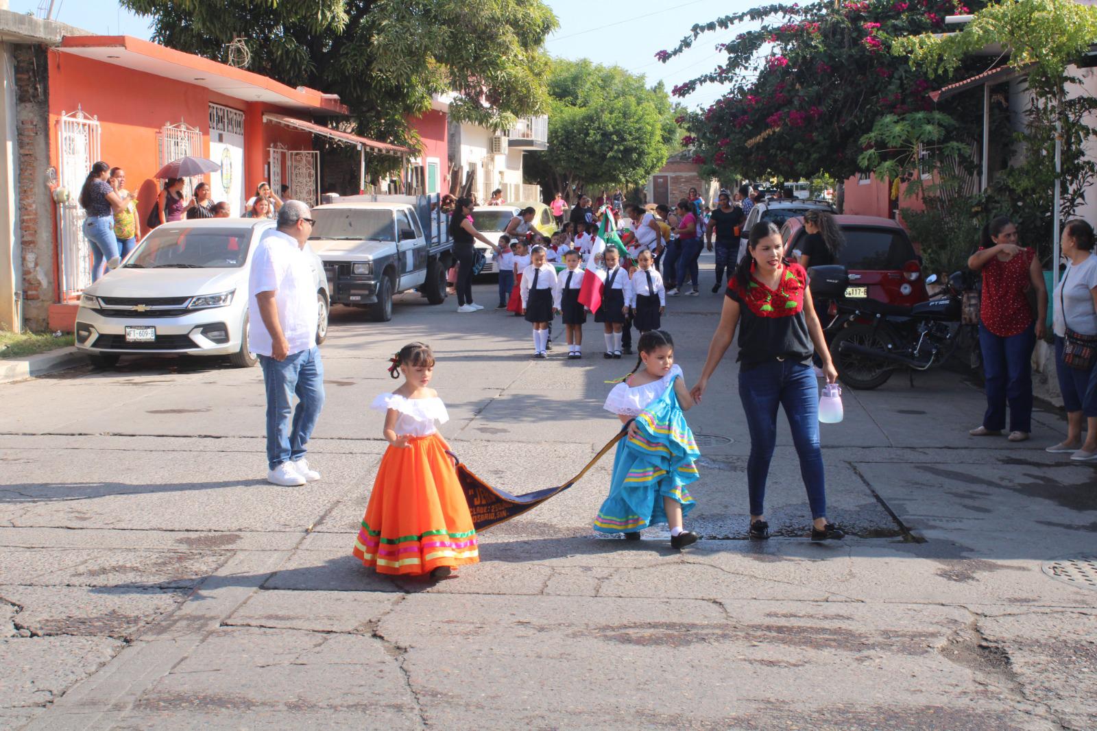 $!Niños de Preescolar de Rosario adelantan festejo revolucionario con desfile y kermés