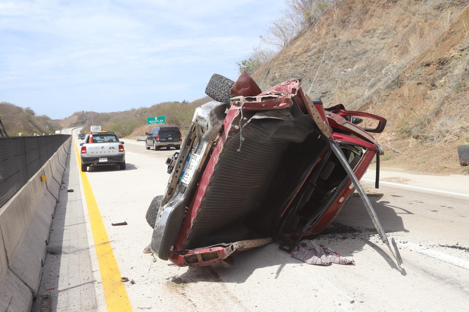 $!Volcadura en Libramiento Mazatlán deja dos muertos; camioneta da volteretas y se impacta contra muro