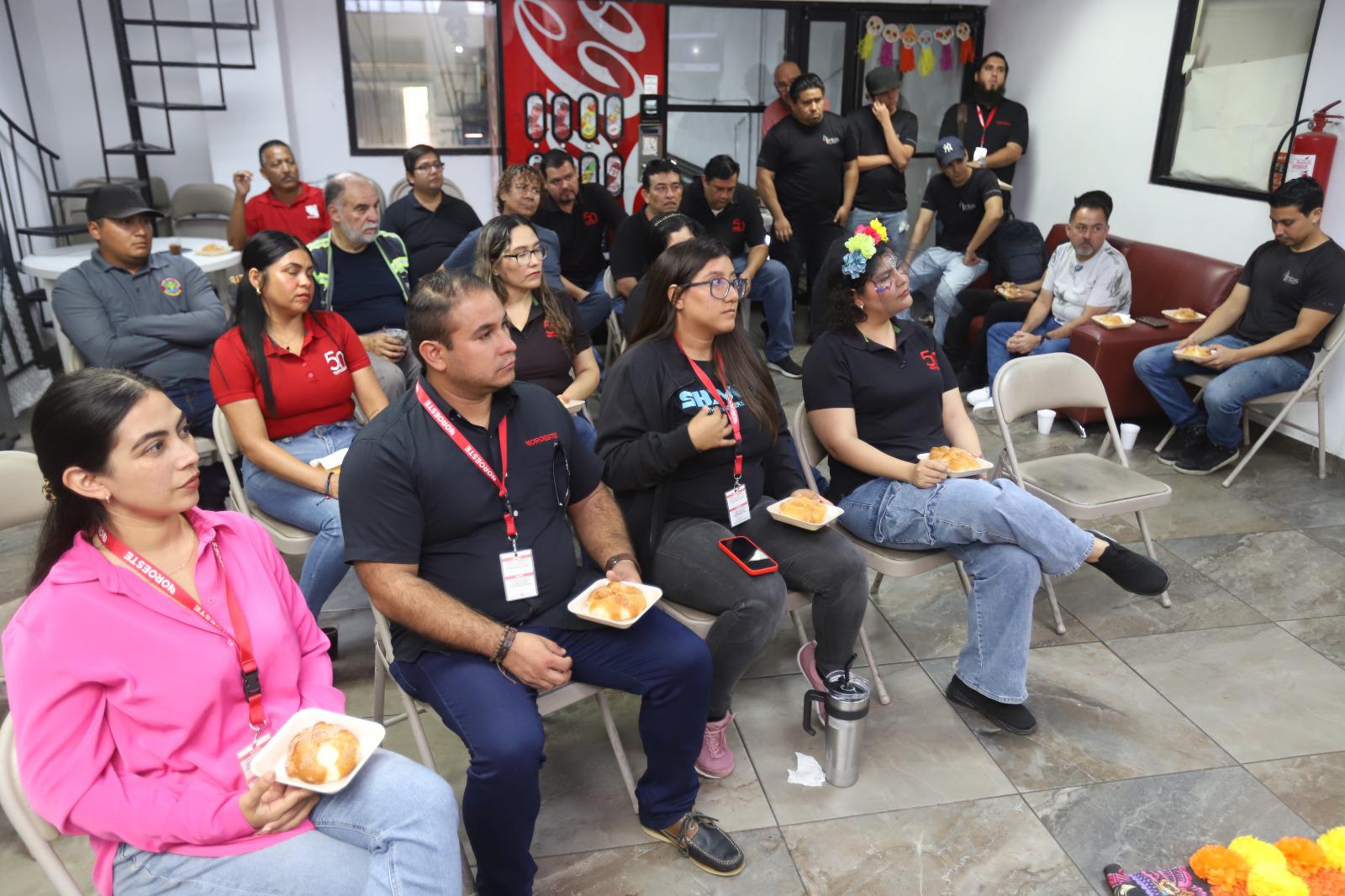 $!Colaboradores de Noroeste atentos a la lectura de las calaveritas.