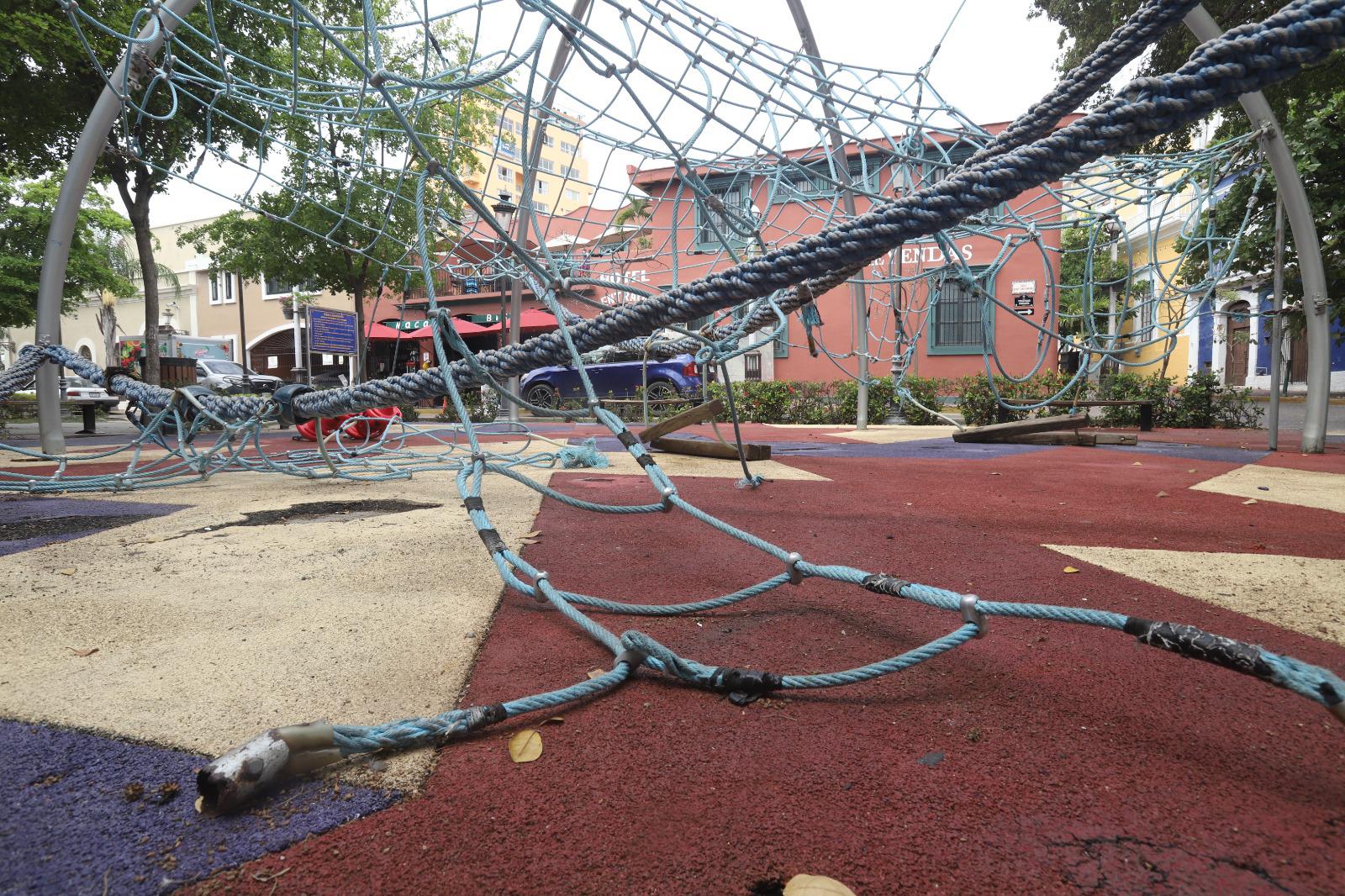 $!Destruidos e inutilizables, continúan juegos del parque Venustiano Carranza en Centro Histórico de Mazatlán