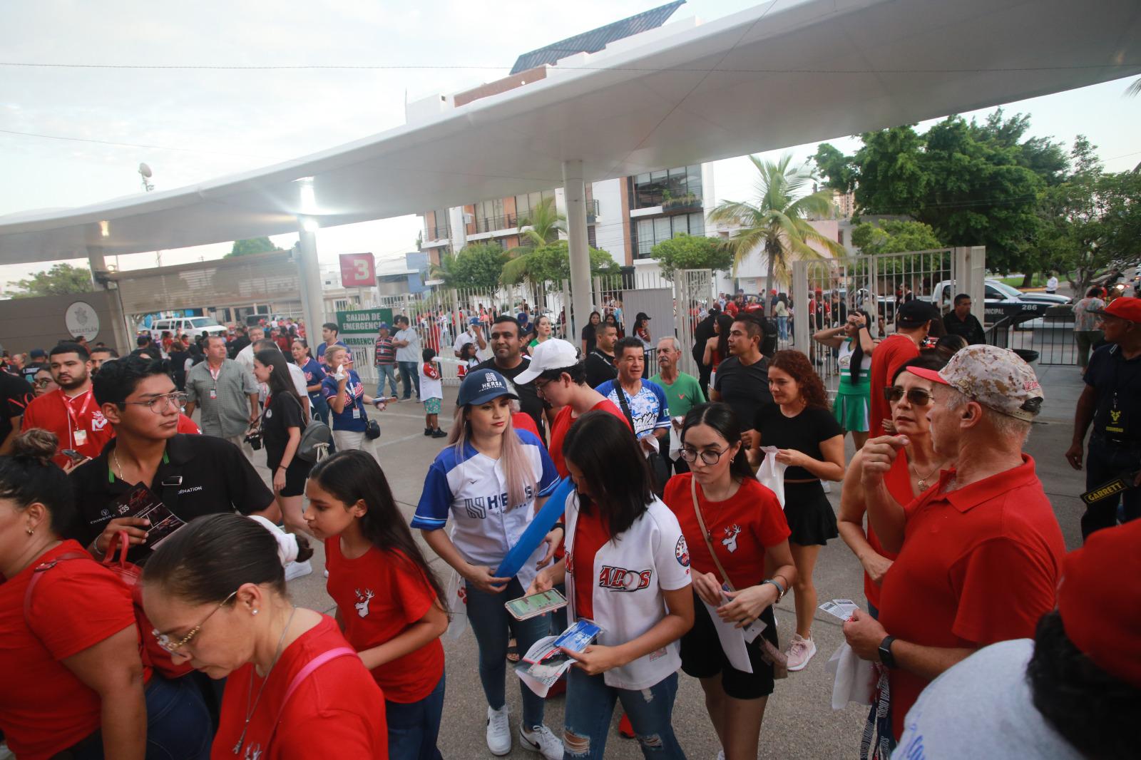 $!Un ‘carnaval’ se presenció afuera del Teodoro Mariscal en la inauguración de la LMP