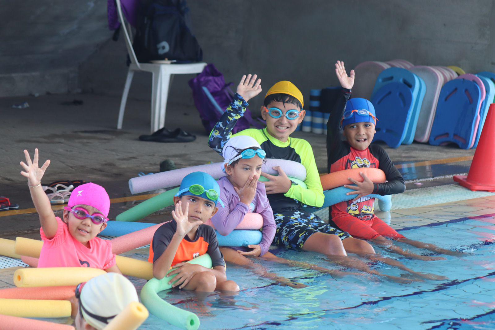 $!Decenas de niños en Mazatlán inician el Curso Intensivo de Natación Infantil