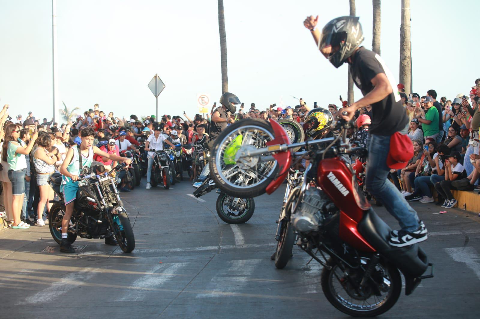 $!Miles de motociclistas convierten el malecón en un Carnaval