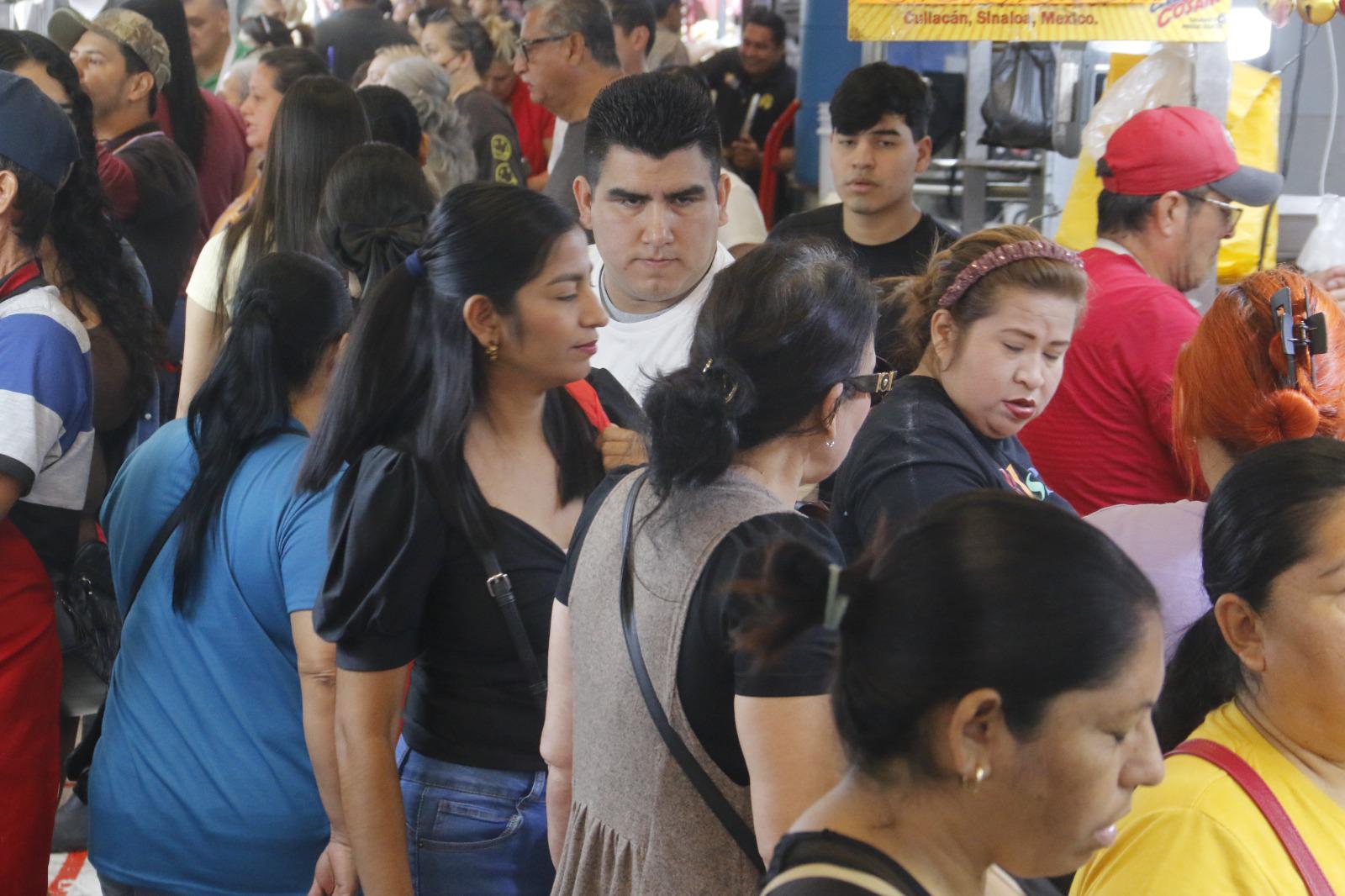 $!Atiborran clientes el Mercado Garmendia en Culiacán; realizan compras para la cena de fin de año