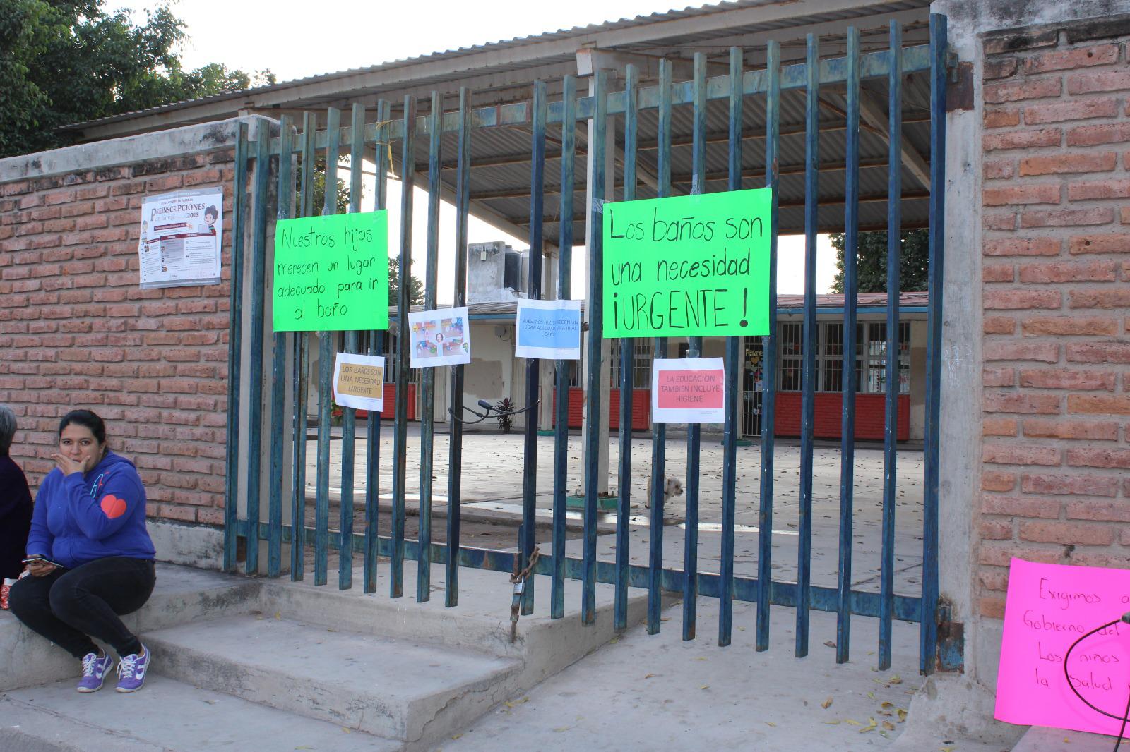 $!Cierran kínder en Escuinapa por baños en mal estado; niños toman clases afuera