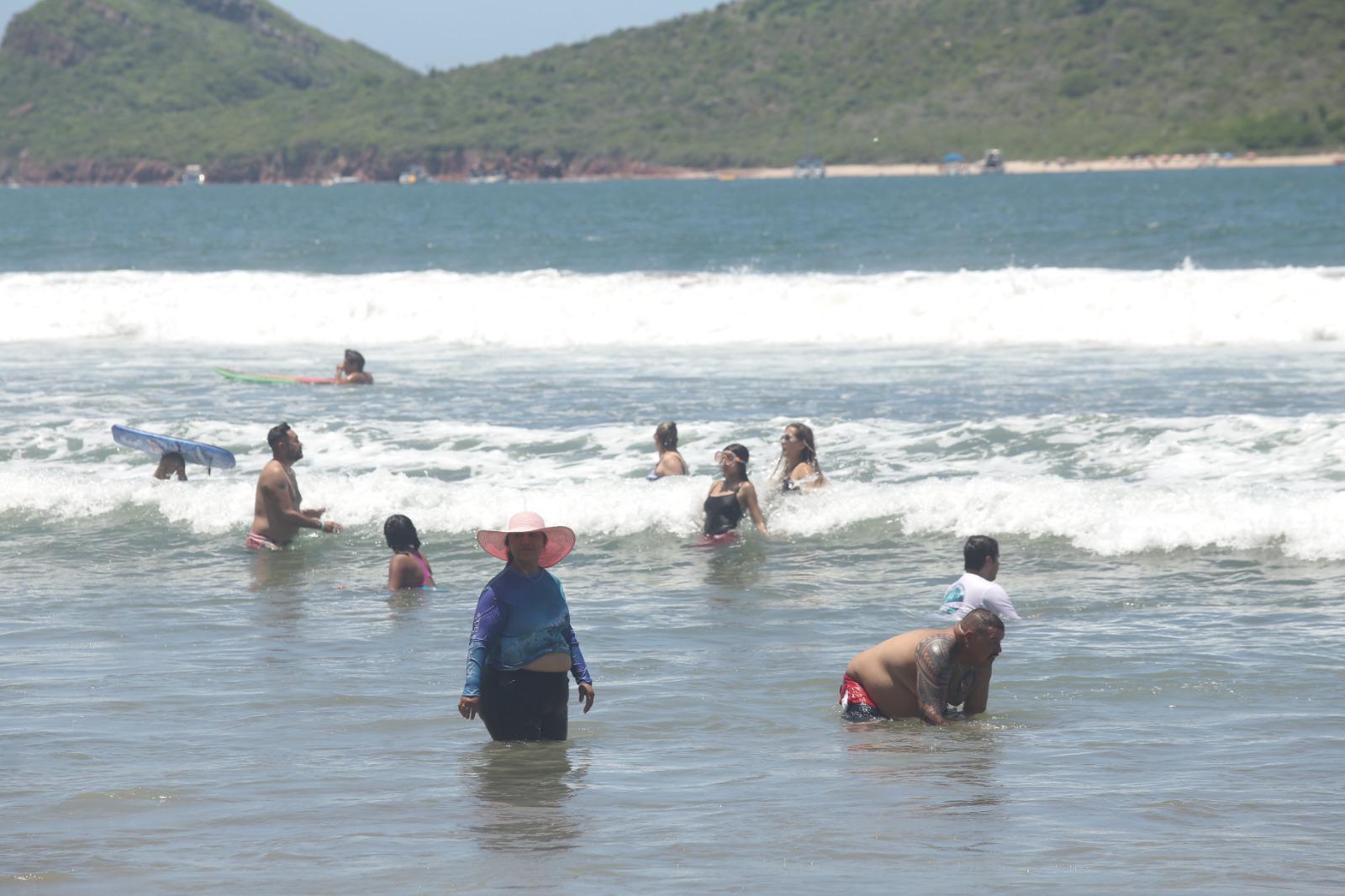 $!Disfrutan cientos de las playas en un fin de semana muy caluroso en Mazatlán