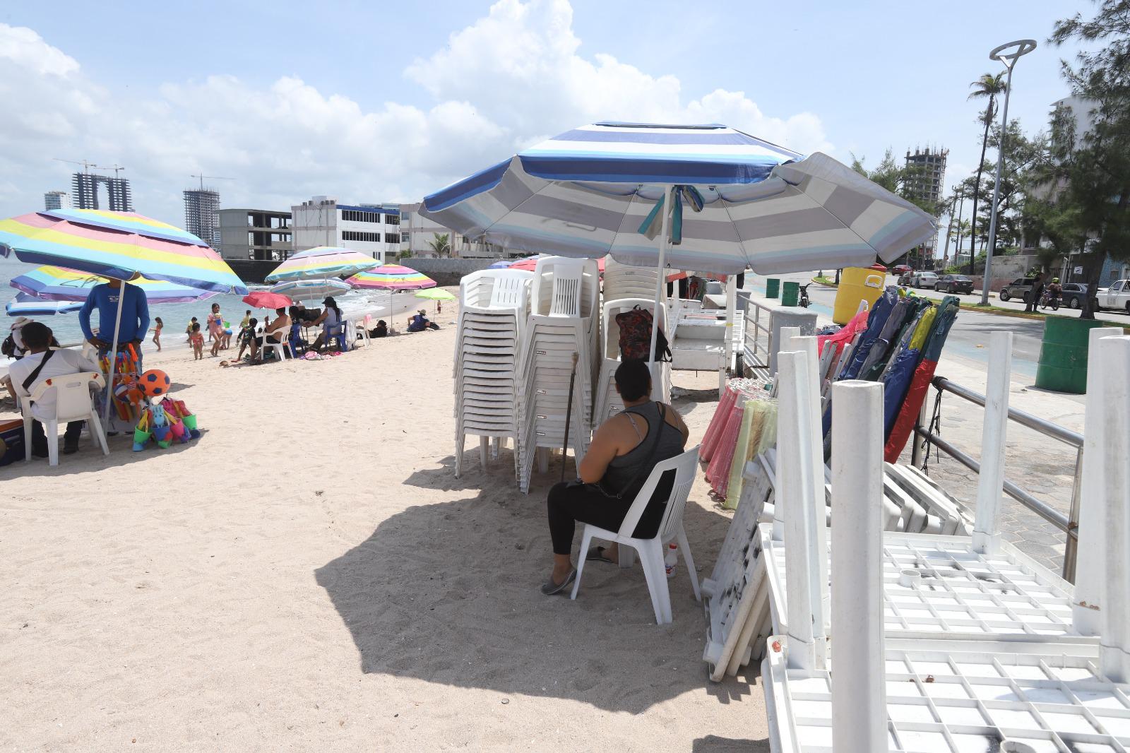 $!Acaparan comerciantes grandes espacios de playa en Pinitos y dejan poco lugar a los bañistas