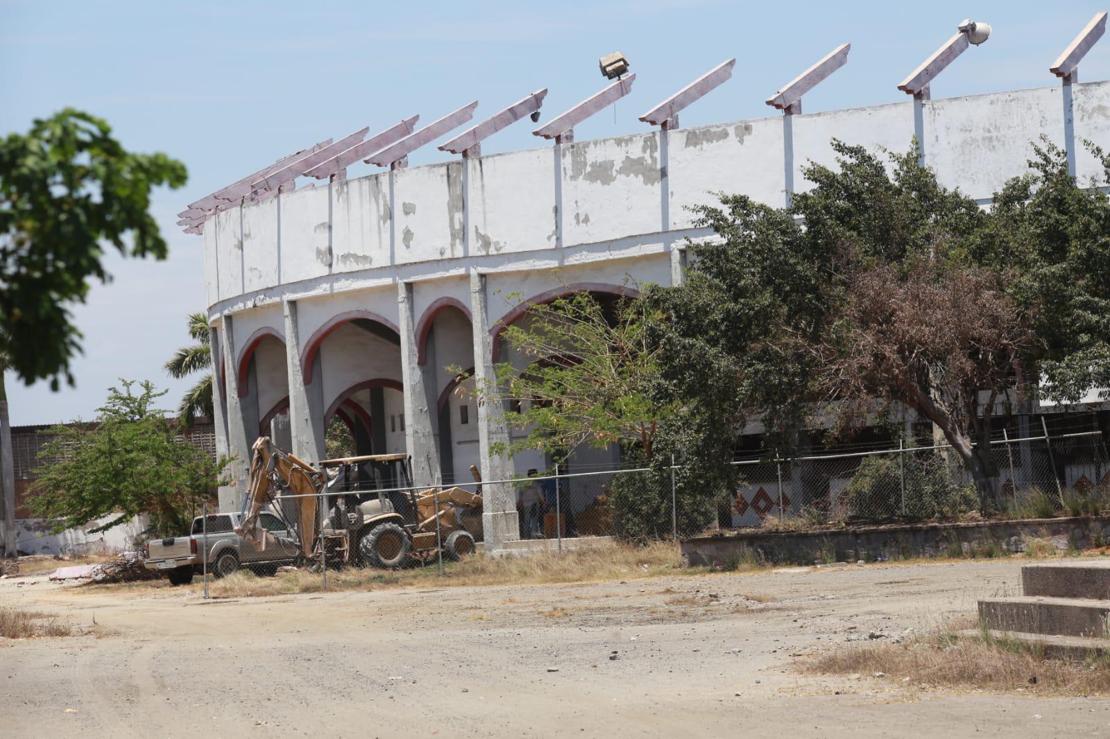 $!Demuelen la histórica Plaza de Toros de Mazatlán