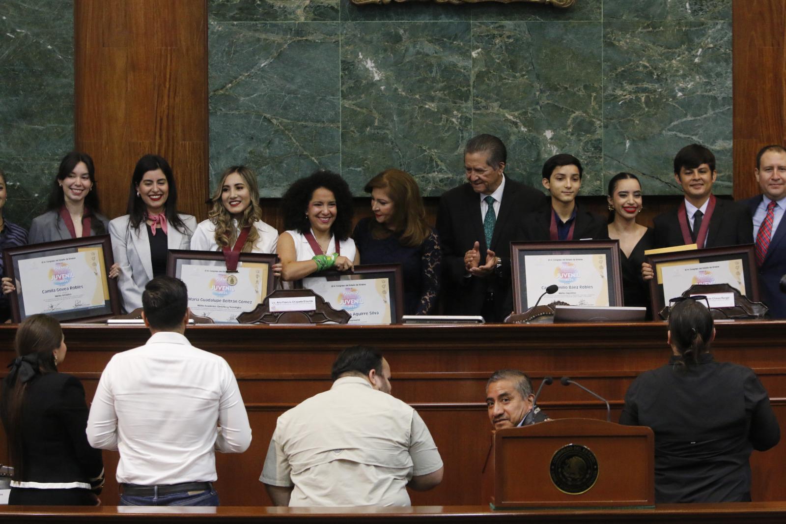 $!Reconocen a cinco sinaloenses con el Premio al Mérito Juvenil del Congreso del Estado