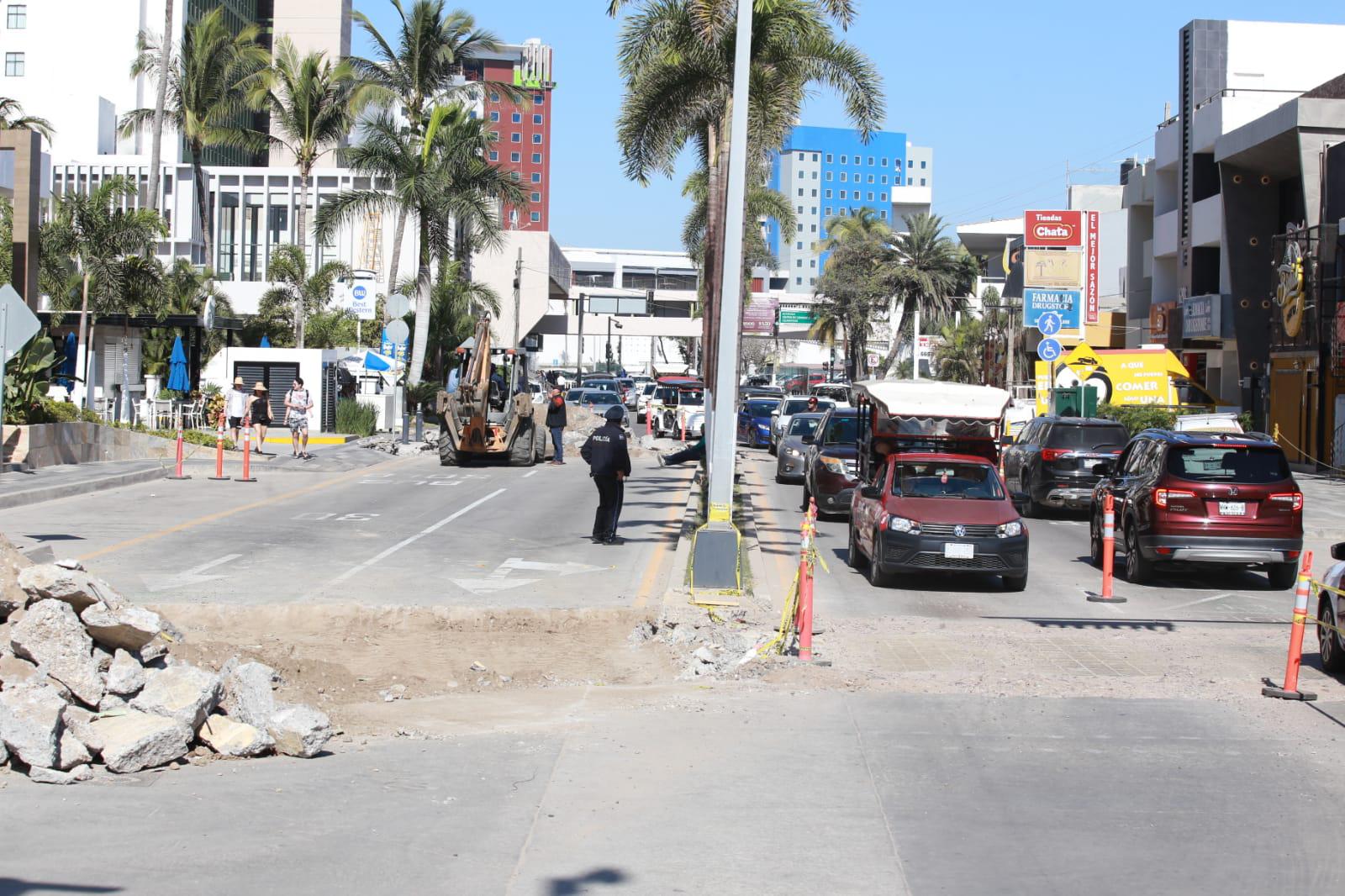 $!Habilitan circulación en doble sentido en la Camarón Sábalo, en Mazatlán