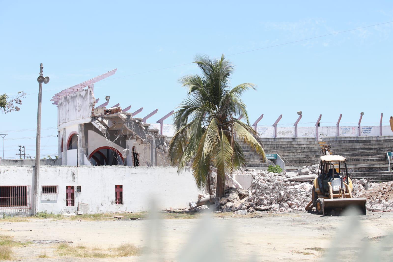 $!Demuelen la histórica Plaza de Toros de Mazatlán