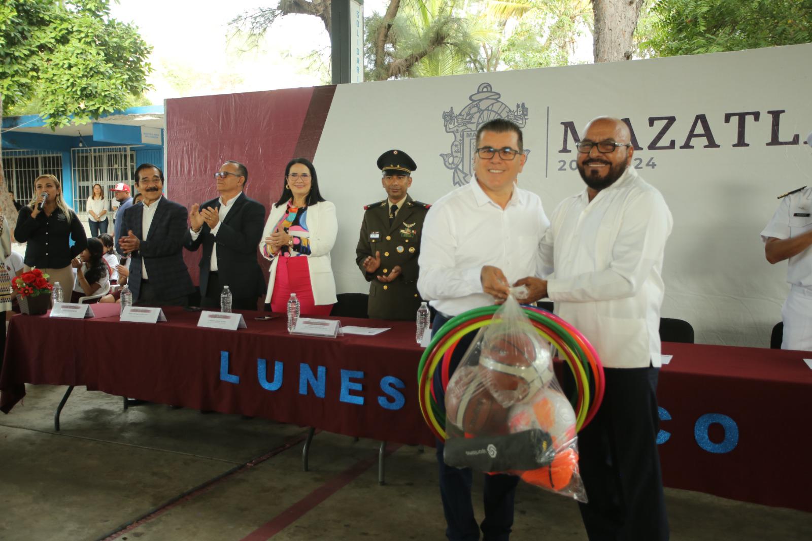 $!Llevan el Lunes Cívico a la secundaria ‘Pesquera’, en Mazatlán