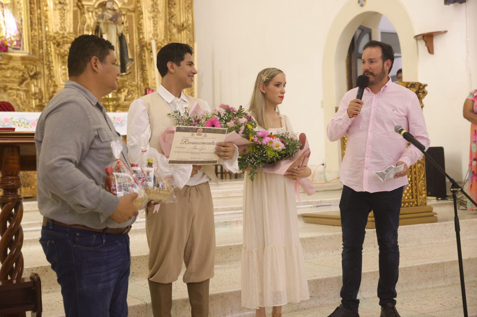 $!El encargado de despacho de la Secretaría de Turismo de Sinaloa, Ricardo Velarde, junto al coordinador de Turismo de El Rosario, Mario Tirado Rodríguez, hicieron entrega de flores y reconocimientos a los cantantes.